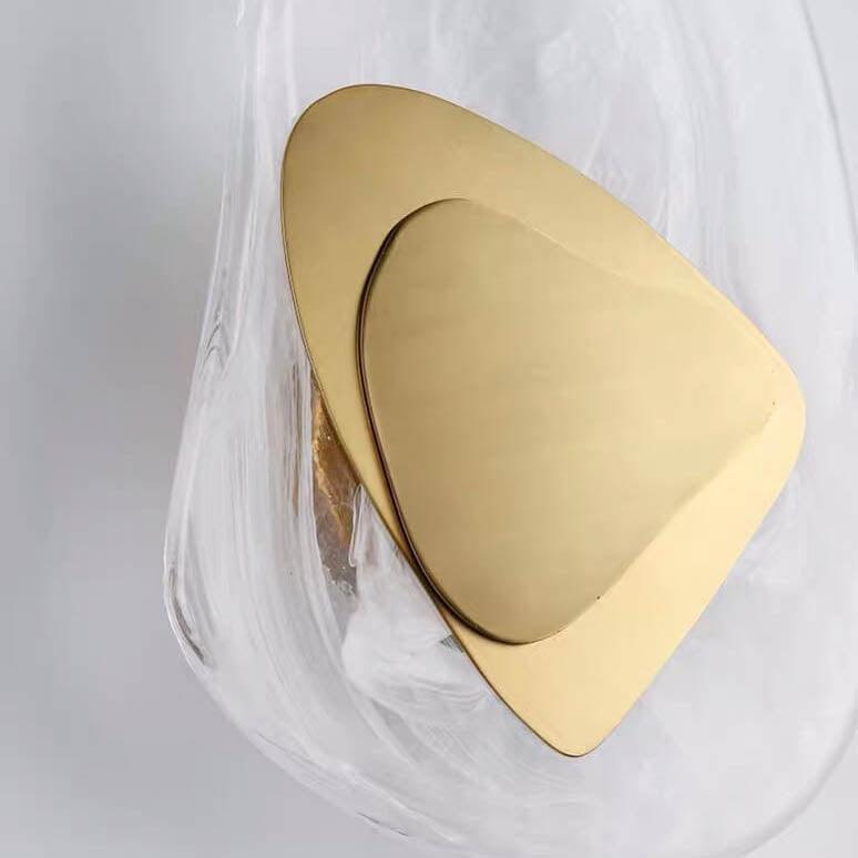 Detaildarstellung der hochwertigen Materialien der modernen LED Wandleuchte in der Farbe Gold