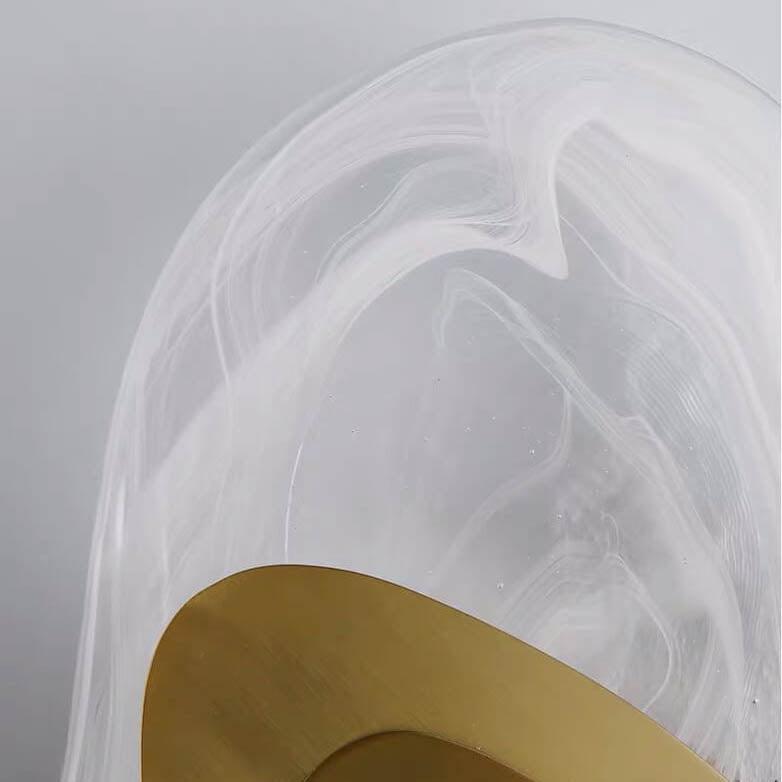 Detailbelichtung des goldenen Lampenschirms der LED Wandleuchte